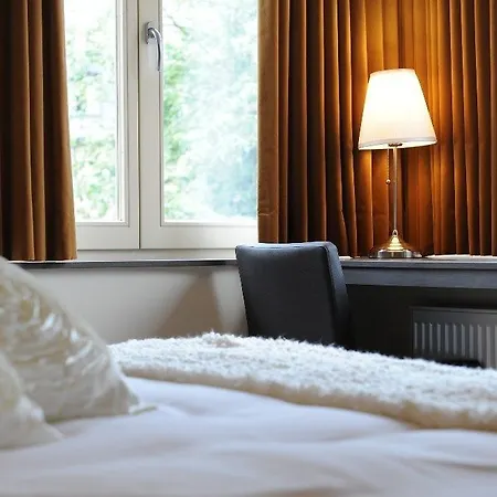 Charmehotel Saporis 호텔 하셀트